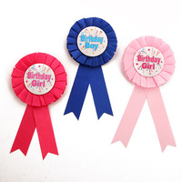 Broche d'anniversaire en tissu satiné pour fille et garçon Broche en fer blanc pour femmes Broche à boutons Rosette pour anniversaire de fille Accessoire de fête de mariage