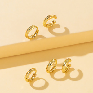 2025 nuevo conjunto de 5 uds de alta calidad, pendientes pequeños de latón chapados en oro de moda Simple, Mini pendientes de aro bonitos para mujeres y niñas - Product Image 4