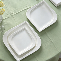 Assiette de table en céramique blanche solide incurvée, empilable, de qualité alimentaire, résistante au micro-ondes et au lave-vaisselle, pour hôtels, restaurants et usage domestique (vente en gros)