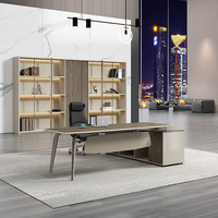 Bureau de travail en forme de L de luxe avec système de rangement modulaire, centre d'innovation, espace de travail exécutif