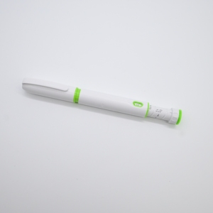 Pluma de Inyección de Plástico Desechable con Tapa y Tapón de Goma, Diseño de Logotipo Personalizado para Aplicaciones de Empaquetado OEM - Product Image 1