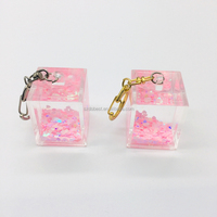 Porte-clés en acrylique charmant avec sable mouvant, logo personnalisable, sangle en PVC imprimable, pendentif liquide attrayant avec figurine flottante.