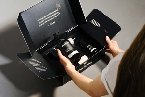 Scatola in Carta Kraft UV di Alta Qualità con Logo Personalizzato, Pieghevole per Confezioni di Profumi e Rossetti, Regali Cosmetici Bianchi - Product Image 5