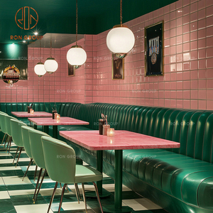 Set di Mobili per Caffetteria, Ristorante e Bar: <span class=keywords><strong>Divano</strong></span> in Pelle Verde, Tavolo in Marmo Rosa e Sedie Verde Chiaro per Spazi di Ristorazione - Product Image 4