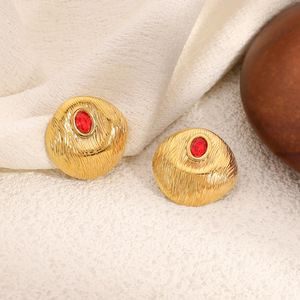 Pendientes de botón geométricos chapados en oro de 18k con engaste de rubí para uso diario - Product Image 2