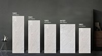 Carreaux de porcelaine rectangulaires brillants gris clair veiné marbre pour escaliers intérieurs, projets hôteliers et villas, OEM ODM