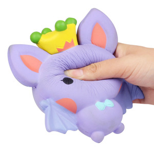 Jouet mignon en mousse PU en forme de chauve-souris avec couronne et nœud papillon, figurine de personnage de dessin animé à collectionner - Product Image 3