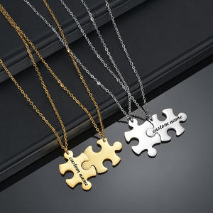 Collana con Ciondolo Personalizzabile a Forma di Pezzo di Puzzle, Migliori <span class=keywords><strong>Amici</strong></span> o Innamorati che si Abbracciano, Charm in Acciaio Inossidabile con Incisione Personalizzata - Product Image 3