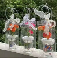 Boîte à fleurs avec logo personnalisé avec poignée Base en carton Sac en plastique transparent disponible en couleurs pour l'emballage de cadeaux floraux