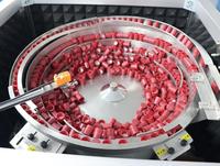 Alimentateur vibrant directionnel automatique en acier inoxydable sur mesure 220V/380V avec garantie 1 an pour bouchons de bouteilles cosmétiques