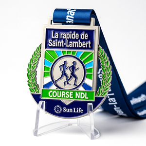 Médaille La Rapide De Saint-<span class=keywords><strong>Lambert</strong></span> en émail souple frappé à l'emporte-pièce avec relief multicouche, placage argent mat et accents couronne de lauriers - Product Image 1