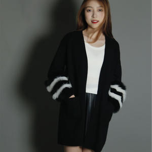 <span class=keywords><strong>Pull</strong></span> à <span class=keywords><strong>manches</strong></span> longues de haute qualité en gros, cardigan long tricoté <span class=keywords><strong>avec</strong></span> poignets en fourrure <span class=keywords><strong>amovibles</strong></span> pour femmes - Product Image 2