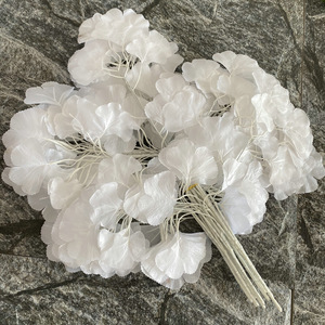 Fábrica de Flores Meiyu Craft, Hojas Artificiales de Ginkgo de 30cm-100cm en Blanco, Amarillo, Verde y Dorado para Decoración del Hogar y Hoteles - Product Image 4