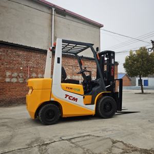 Montacargas Diésel de 3 Toneladas TCM, Poco Uso, con Desplazador Lateral Hidráulico y Neumáticos Sólidos para Trabajos de Logística en Almacenes - Product Image 5