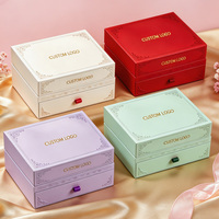 Boîte cadeau cosmétique de luxe à 2 étages avec logo personnalisé et motif en relief, insert en mousse, poignée en satin, sac fourre-tout cadeau