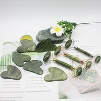 Rouleau de jade néphrite et Gua Sha personnalisés en gros avec micro-aiguille Derma Roller, ensemble de rouleau de jade naturel et Gua Sha avec boîte