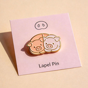Épinglette Duo de cochons mignons, plaquée or, en émail dur, en alliage de zinc, thème animal, épinglette d'art de collection - Product Image 1