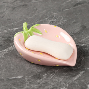 Porte-savon en céramique en forme de fraise, design dessin animé rouge et rose, auto-drainant, rangement pour salle de bain, cadeau décoratif - Product Image 4