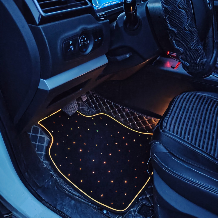Tappetini morbidi per auto con striscia a LED, universali, colore nero