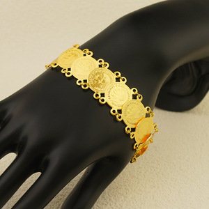 Женский позолоченный браслет с геометрическим рисунком - Product Image 1