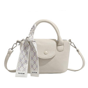 Bolso de Mano Moderno para Mujer con Diseño de Alas, Textura de Alta Gama, Estilo Extranjero Popular, Cierre de Cremallera y Forro de Poliéster - Product Image 5