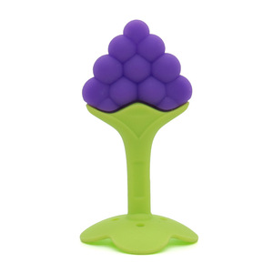 Fabricant vente en gros de gomme à mâcher en forme de fruit en silicone pour bébé Bâton de dentition stéréo bicolore pour nouveau-né de qualité alimentaire - Product Image 5