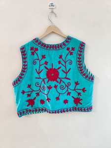 Chaleco Bordado Suzani de Terciopelo Hecho a Mano |   Chaleco Boho Hecho a Mano |   Chaqueta Vintage con Estampado Floral para Mujer, Regalo para Ella - Product Image 6