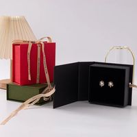 Boîtes d'emballage en gros personnalisées, boîte cadeau à clapet pour bijoux, boîte de rangement pour bracelets et bagues en papier kraft avec insert et marquage à chaud