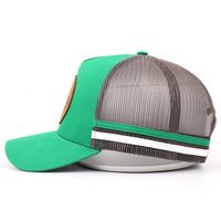 Gorras Trucker Personalizadas de Alta Calidad Estilo Australia, 5 Paneles, Perfil Alto, 2 Franjas Verdes, con Parche de Cuero con Logotipo