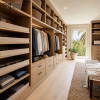 Dressing ouvert en chêne blanc de Californie, style côtier moderne, avec étagères ouvertes et paniers de rangement tressés, pour villa de plage
