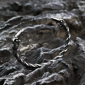 Pulsera nórdica vikinga de acero inoxidable con diseño de cuervo en forma de C, regalo de joyería para hombre - Product Image 3