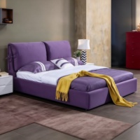 Lit double minimaliste italien en cuir rembourré avec grand coussin et nœud papillon, lit violet aligné sur le côté pour chambre principale