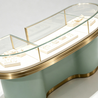 Vitrine d'îlot pour bijoux de luxe sur mesure et abordable ; Vitrine en verre avec finition dorée et éclairage LED