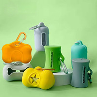 Soporte de silicona al por mayor para bolsas de excrementos de perro con mosquetón, ventana de rollo visible y varios colores para venta minorista de artículos para mascotas