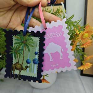 Pendentif en cuir imprimé UV avec motif chameau, souvenir promotionnel HR Dubaï, breloque de sac bohème avec lettres arabes du désert - Product Image 4