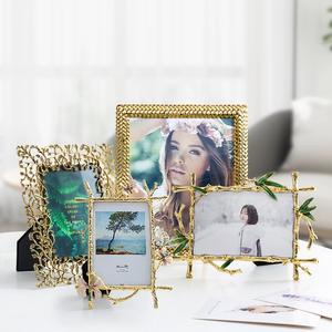 <span class=keywords><strong>Cadre</strong></span> photo personnalisé luxe feuilles d'or <span class=keywords><strong>cadre</strong></span> photo en métal haute qualité branches simples européennes <span class=keywords><strong>cadre</strong></span> photo en métal de mariage en or - Product Image 2