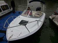Bateau de pêche à grande vitesse en fibre de verre équipé d'un yacht à moteur hors-bord banc de bateau de luxe cabine pare-brise échelle d'eau