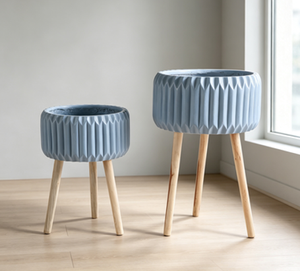 Juego de 2 Macetas con Trípode Acanalado, Macetero Moderno con Textura Acanalada y Patas de Madera, Contenedor Decorativo para Plantas de Interior y Exterior - Product Image 1