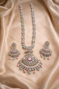 Conjunto de Collar Clásico Chapado en Plata con Circonita Cúbica: Collar y Pendientes de Estilo Indio, Joyería de Moda para Mujer - Product Image 2