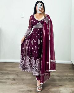 Georgette Anarkali พร้อมงานปัก Jari ทํางานปักด้ายละเอียดบนคางที่ดูอุดมไปด้วยความสง่างามที่สมบูรณ์แบบ - Product Image 2
