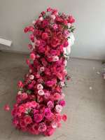 Chemin de table avec centre de table en fleurs artificielles roses et rouges pour décoration de mariage