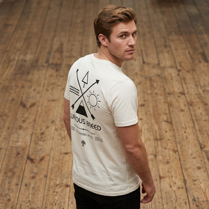 T-shirt formel personnalisé éco-responsable à coupe classique avec logo frontal, en tissu tricoté 100 % coton et design urbain contemporain - Product Image 1