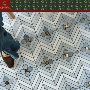 GOLDKING Mosaïque en marbre blanc à chevrons avec motif floral gris et centre doré, montée sur treillis, directement de l'usine, grande disponibilité - Product Image 2