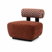 Fauteuil d'appoint rembourré couleur rouille avec dossier cylindrique à carreaux et structure noire, fauteuil bas pour salon