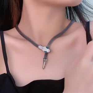 Collares de Joyería Punk Personalizados con Cadena de Clavícula de Serpiente Negra Exagerada y Cabeza de Serpiente Magnética - Product Image 6