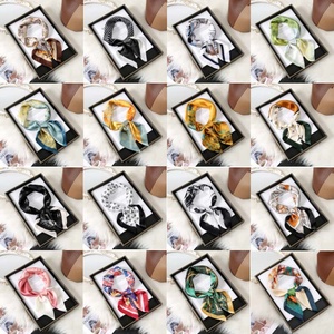 <span class=keywords><strong>DLS</strong></span> Fashion 70x70 Foulard carré floral tendance, motif pois, luxe, pour femme - Product Image 3