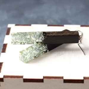 Boucles d'oreilles tendance en résine et en bois, bijoux faits à la main écologiques, design léger, idéal pour un usage quotidien, les anniversaires et les cadeaux - Product Image 4