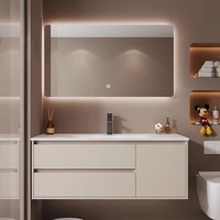 Ensemble de meuble-lavabo de salle de bain moderne personnalisé, style français, tons chauds, avec lavabo intégré en pierre frittée thermoformée