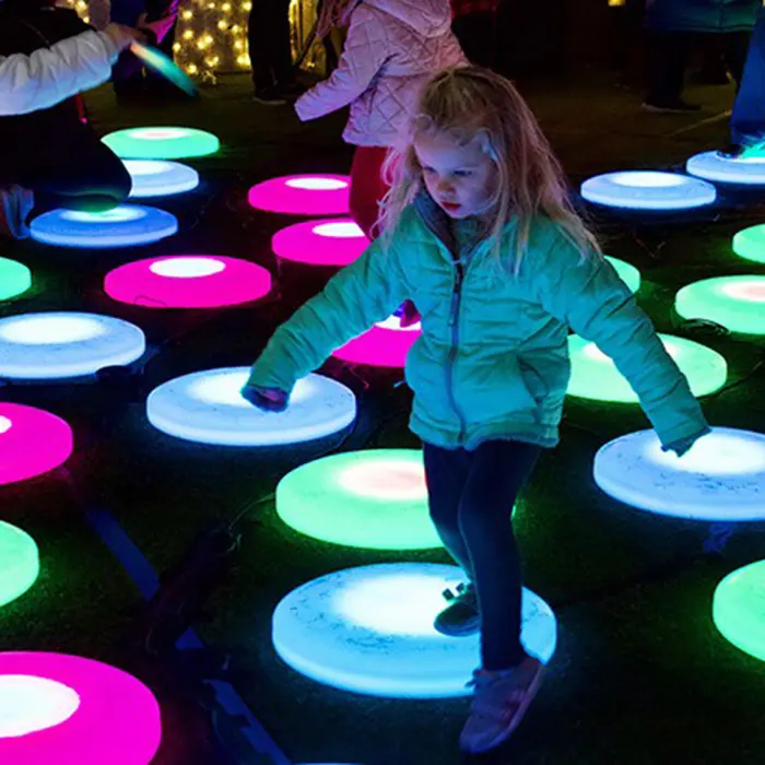 Basınç algılama oyunu yer karoları açık ve kapalı yuvarlak ışıklı interaktif 3D sahne şarj edilebilir aydınlık LED dans pisti