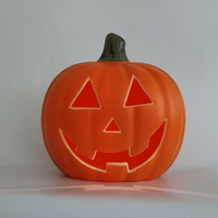 Scène de lanterne d'Halloween décorée d'une variété d'expressions Décorations de citrouille farfelues Grandes citrouilles évidées